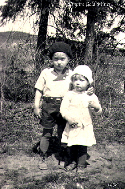 Elsie and Myrv Drozda, Northern Empire Mine, Ontario, about 1938