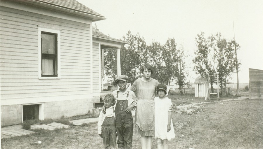 Children in Crosby North Dakota, 1917